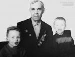 А. Саламатин  с внуками Евгением и Андреем Багаевыми 67 год