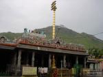 Золотая стэлла в Шиватэмпл на фоне священной горы Аруначалы